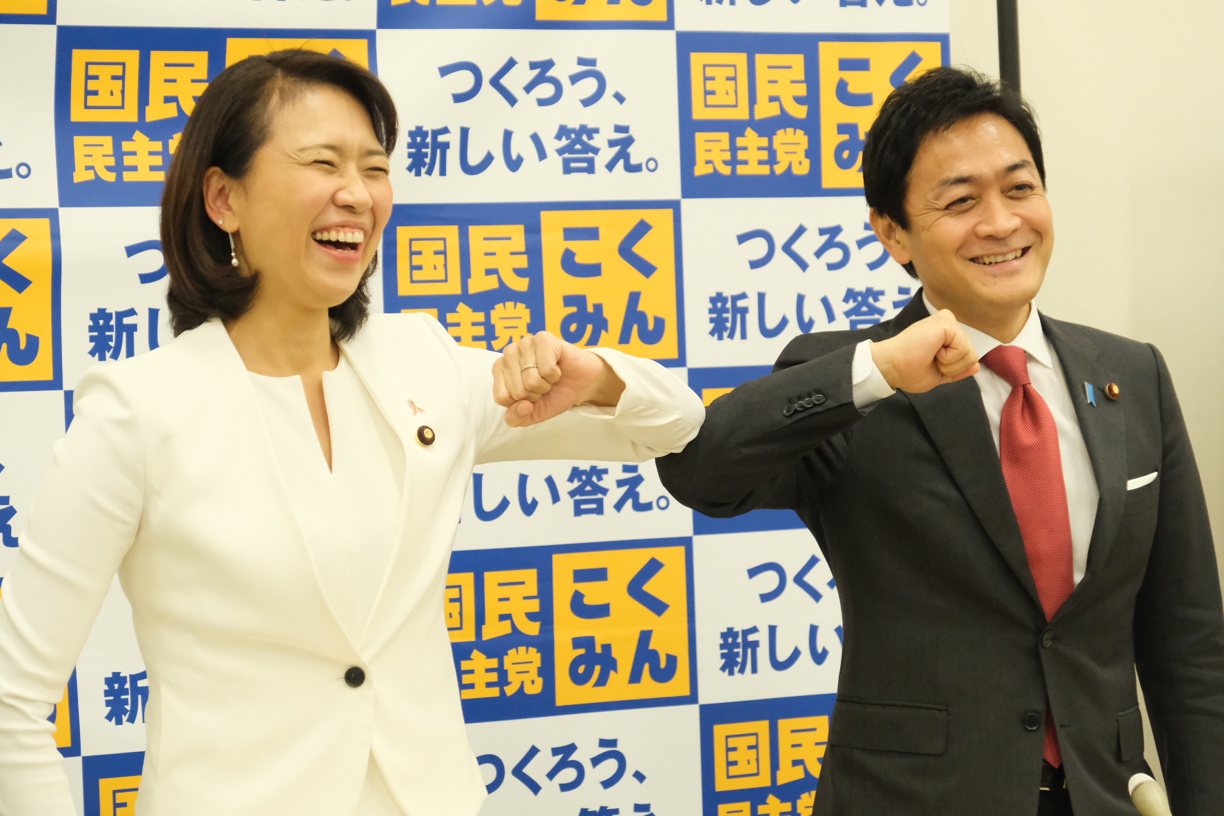 代表選挙にのぞむ伊藤孝恵候補と玉木雄一郎候補