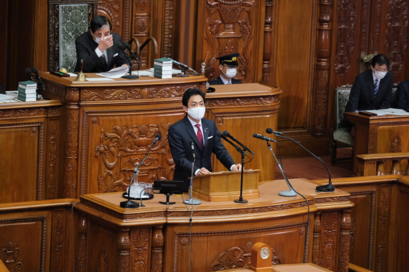 衆院本会議で代表質問を行う玉木雄一郎代表