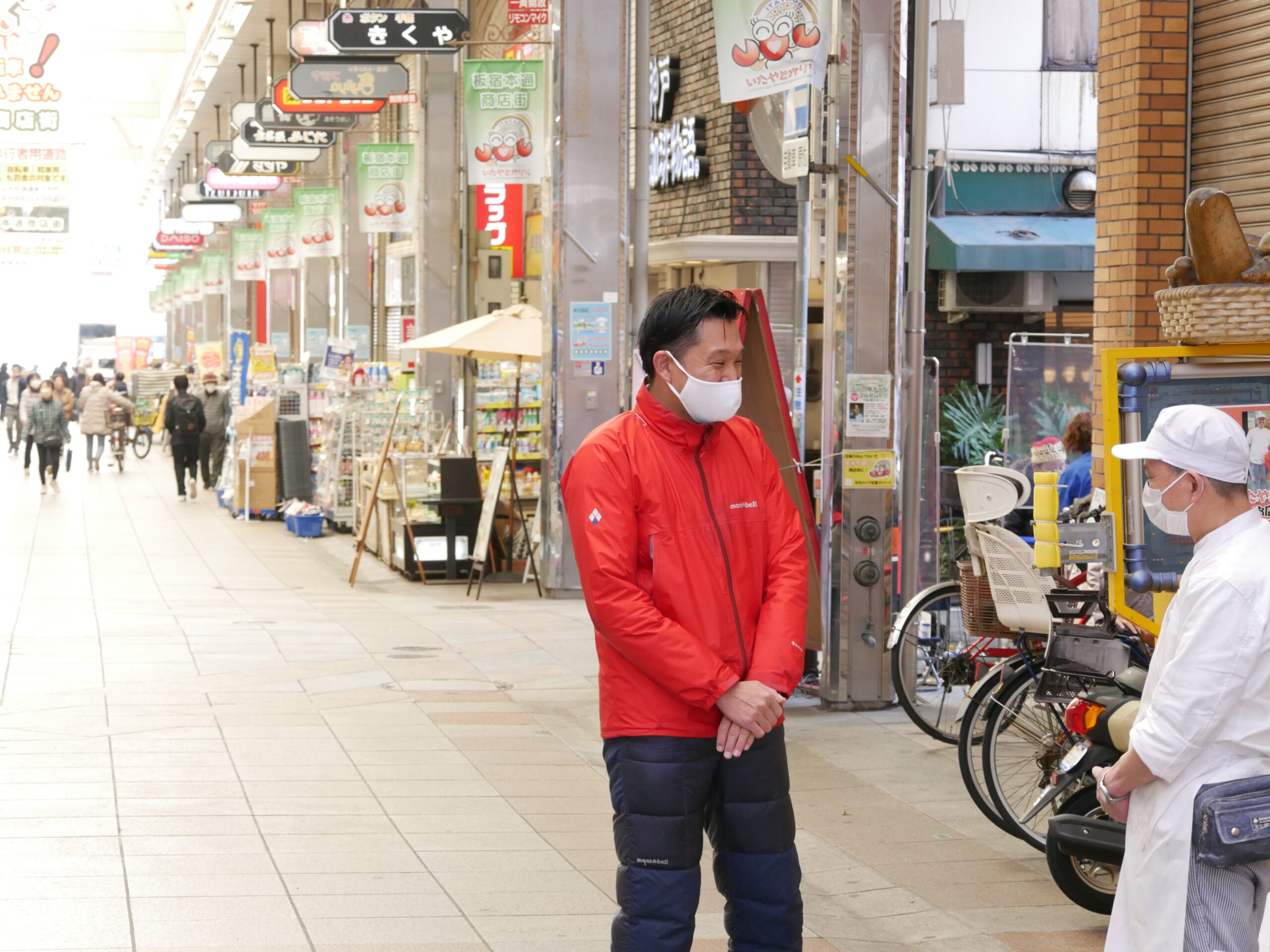 地域活動中の佐藤やすき総支部長